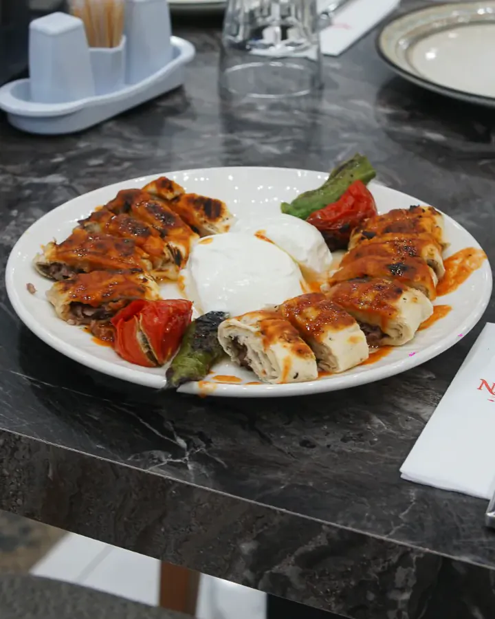 Yoğurt ve közlenmiş sebzeyle beyti sarma