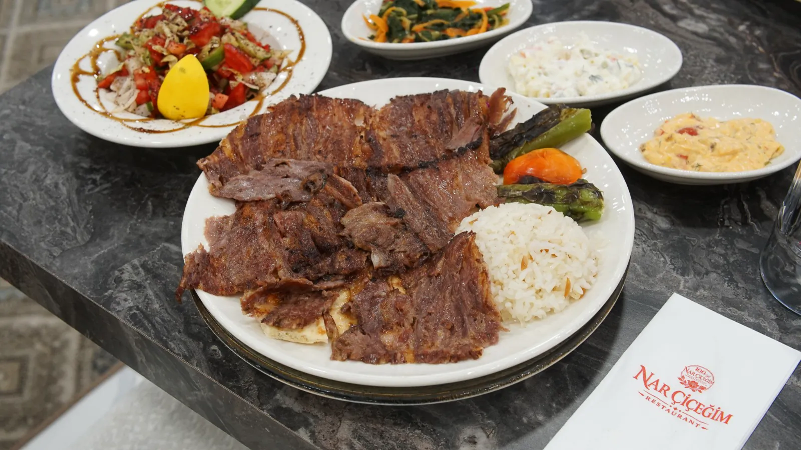 Tabakta pilav üstü döner, közlenmiş biber ve domates