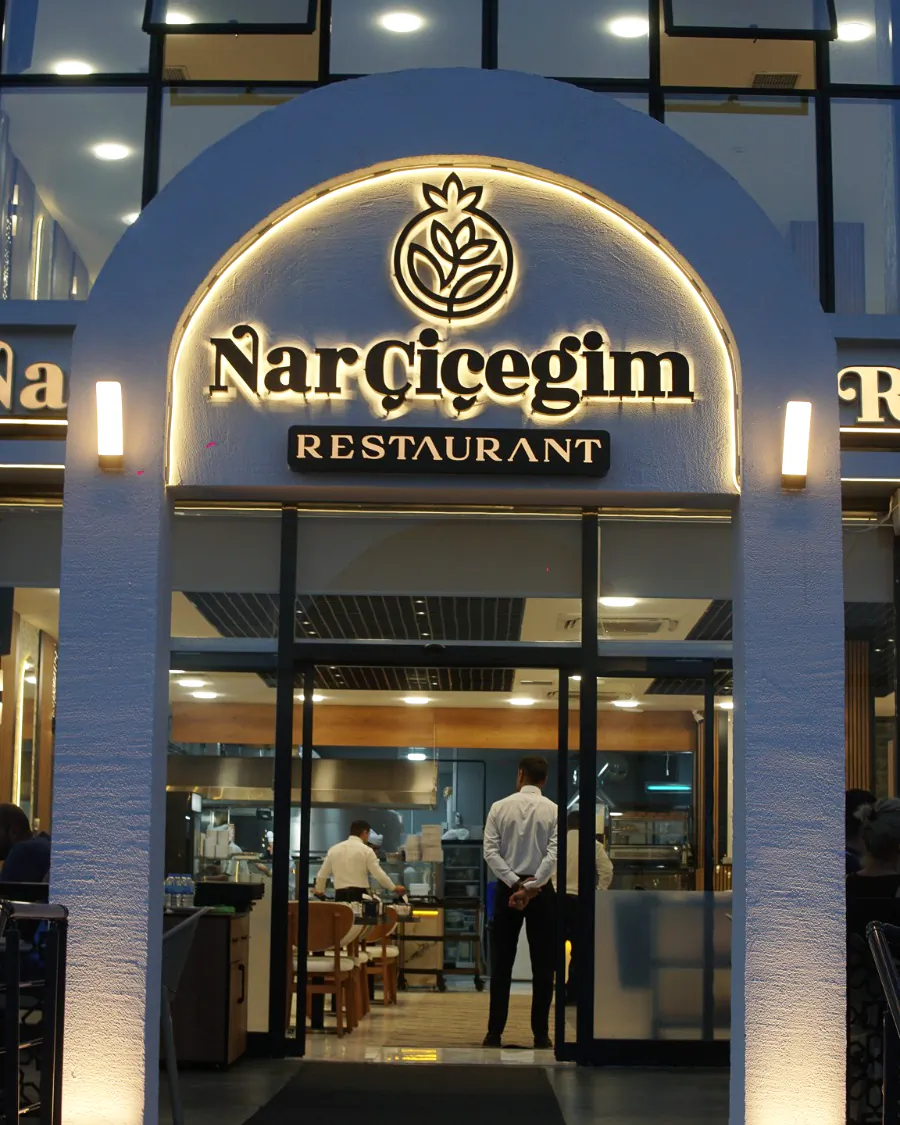 Nar Çiçeğim Restaurant'ın ışıklı kemerli girişi