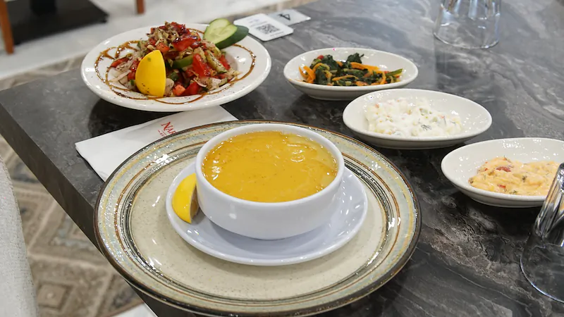 Kâsede mercimek çorbası ve limon