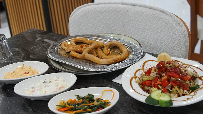 Salata, meze kâseleri ve mumbar