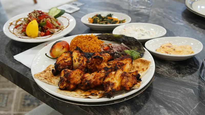 Lavaş üstünde tavuk şiş ve bulgur pilavı