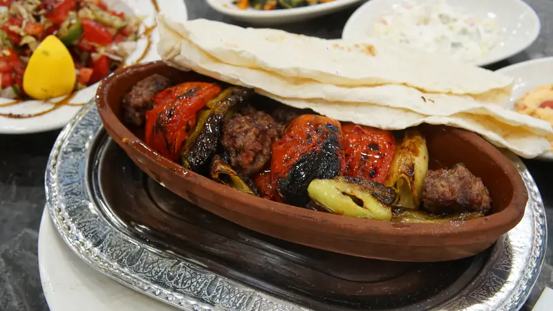Toprak kapta tereyağlı Urfa kebap, közlenmiş domates, biber ve lavaş