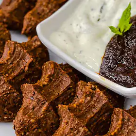 Tabakta çiğ köfte ve yoğurtlu sos